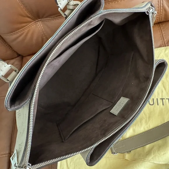 Louis Vuitton Galet Mahina Leather Haumea Bag - Picture 4 of 13